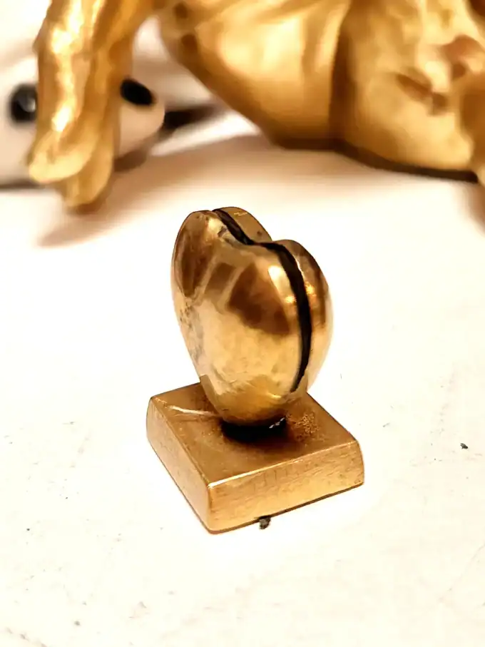 Elegant guldhjerte kortholder i metal, perfekt til kort og småting.