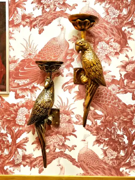 Vægstager med elegante papegøje-udskæringer i guld, perfekt til unikt hjemmedesign.