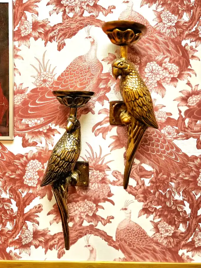 Vægstager med elegante papegøje-udskæringer i guld, perfekt til unikt hjemmedesign.