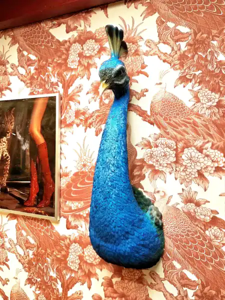 Unik peacock vægdekoration med blå og grønne nuancer, perfekt til at skabe et magisk univers i hjemm.