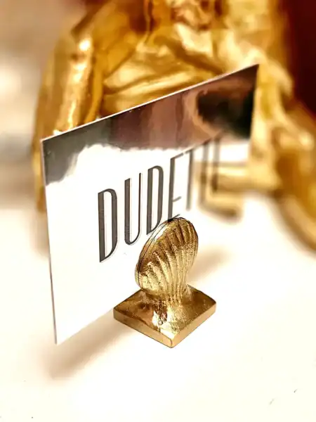 Elegant guld kortholder med Dudette logo og skaller design.