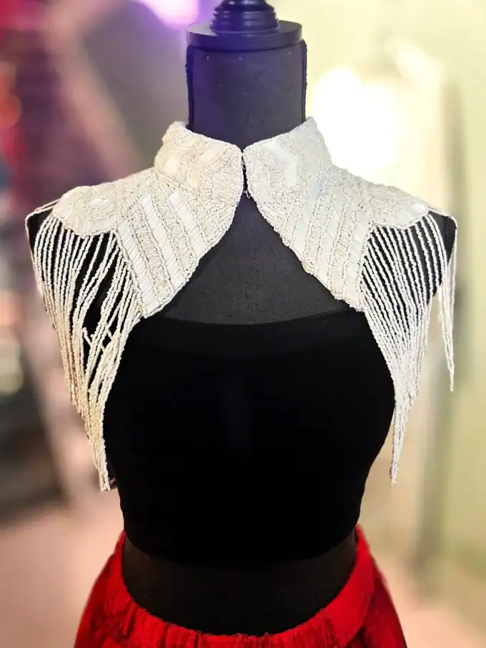 Håndlavet skulderkappe, perfekt til at tilføje et unikt touch til dit outfit.