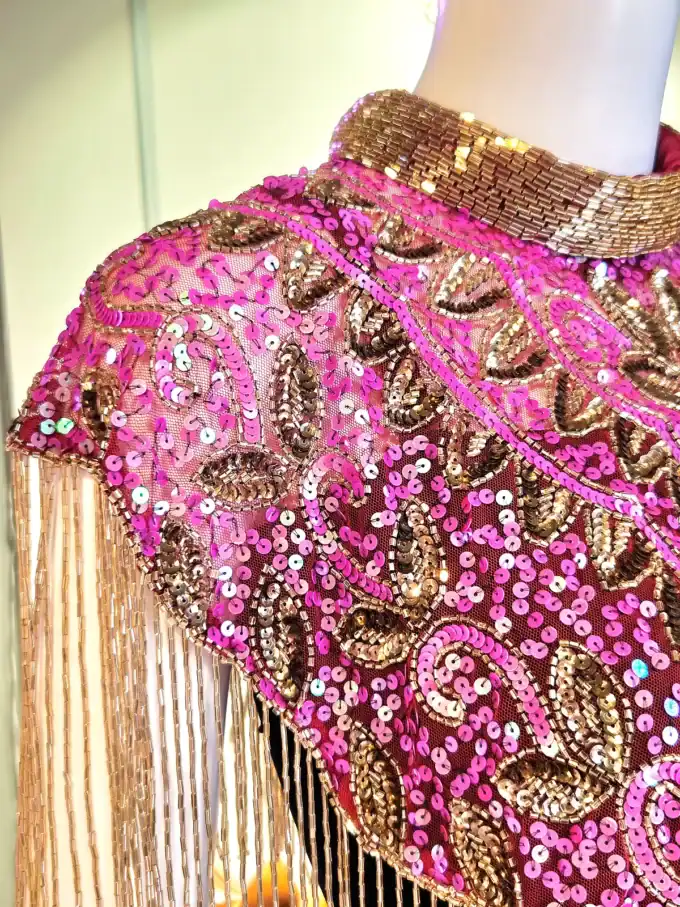 Eksklusiv perlekappe med glitrende broderi og pailletter, perfekt til festlige lejligheder.