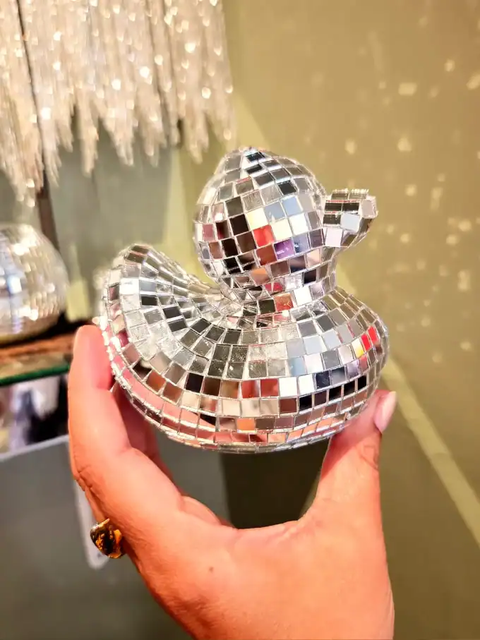 Reflekterende andekop i diskokugge-stil med spejleffekt.