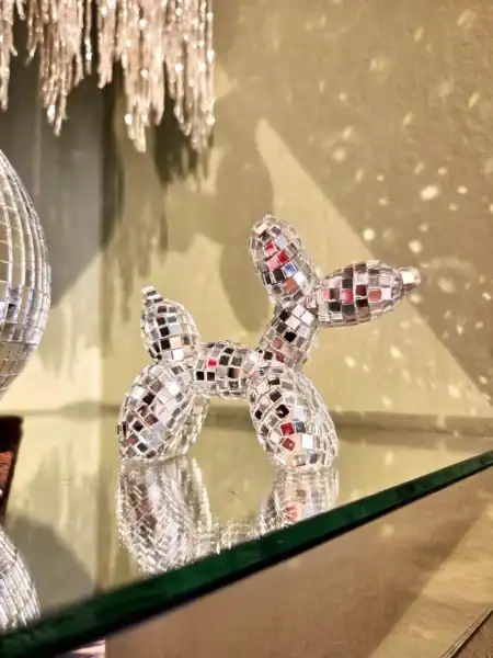Mosaikklædt hundefigur med bling-effekt til dekoration.