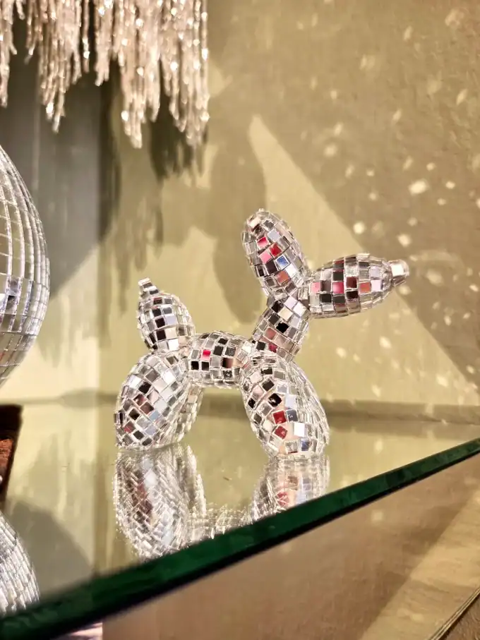 Mosaikklædt hundefigur med bling-effekt til dekoration.