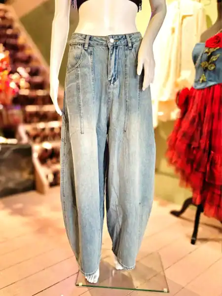 Bred jeans på mannequin i butik med fokus på afslappet stil og komfort.