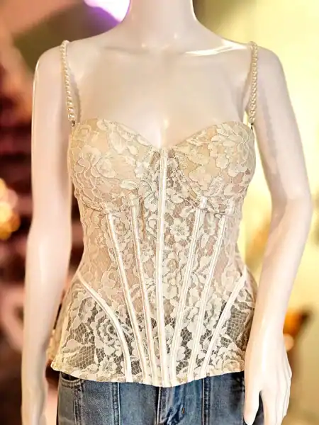 Elegant blonde lingeri med perlespænder og fin pasform, perfekt til specielle lejligheder.