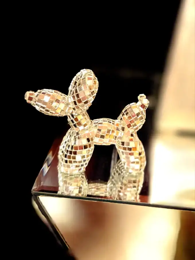 Bling kaninfigur med spejlende mosaik, dekorativt kunstværk til hjemmet.