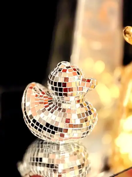 Reflekterende disco duck figur med mosaikfliser.