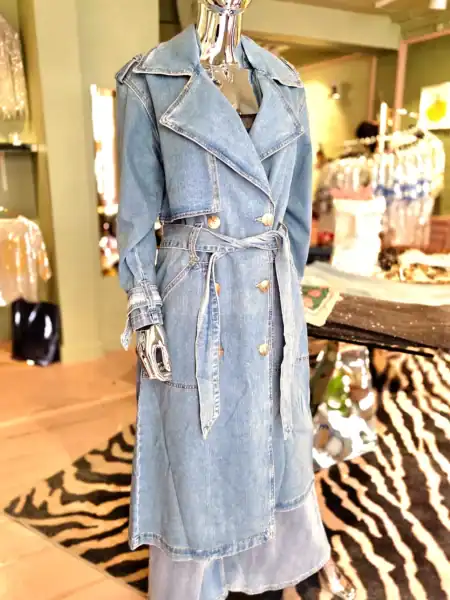 Klassisk denim trench coat med bælte og store knapper.