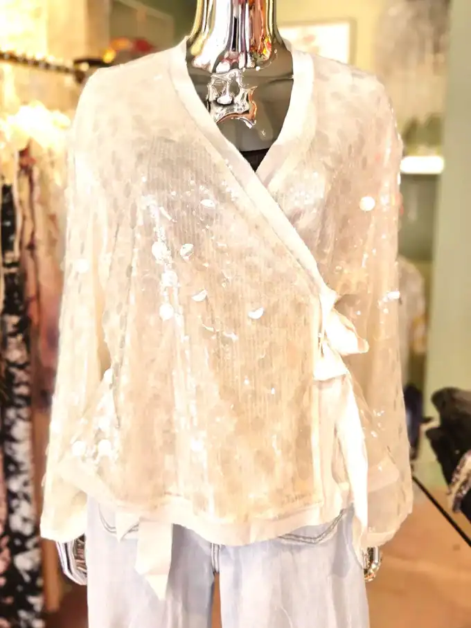 Elegant slå-om cardigan med pailletter, perfekt til festlige anledninger.