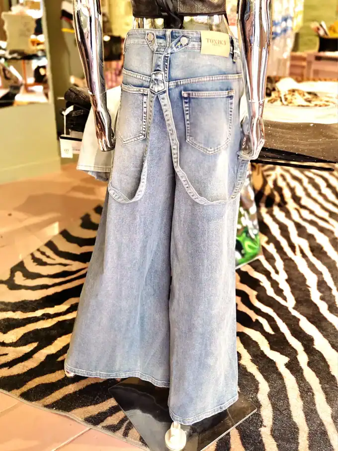 Bredde denim bukser med seler, moderne og komfortable.