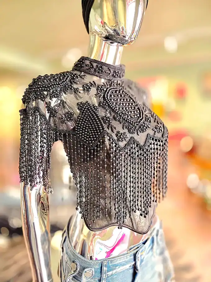 Sølv perlekappe med zigzag design og frynser til modebevidste kvinder.