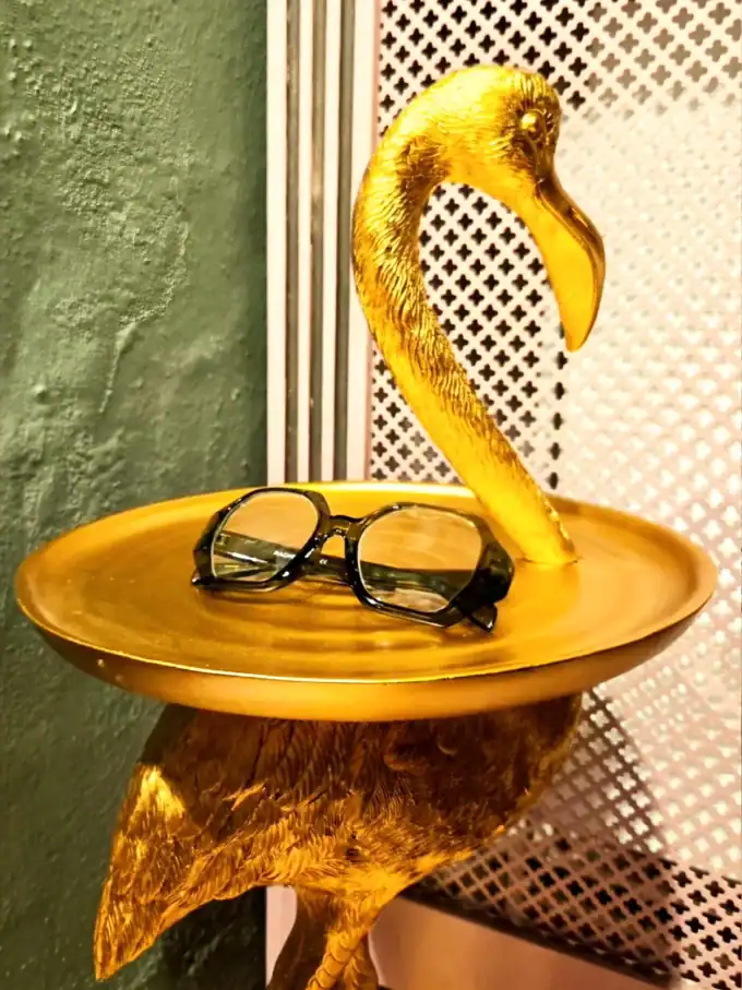 Guldfarvet flamingo sidebord med briller på, elegant og unik design.