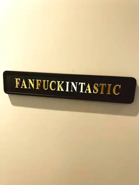 Humoristisk skilt med ordspil om fan og fantastisk.