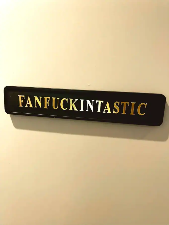 Humoristisk skilt med ordspil om fan og fantastisk.