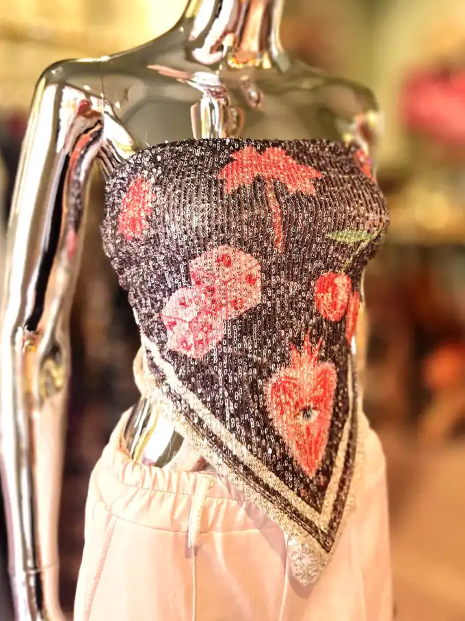 Elegant palliet bindetop med blomster- og hjerteprint, perfekt til festlige anledninger.