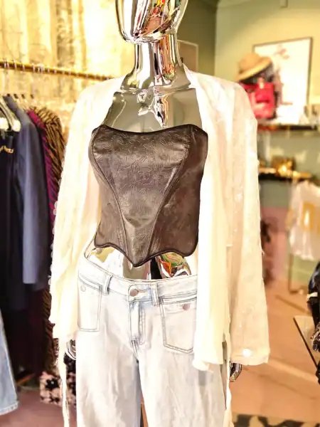 Sort paillet slå-om cardigan på mannequin i butik.