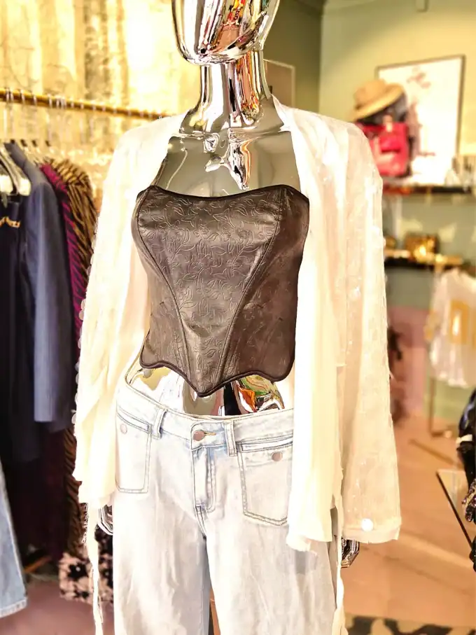 Sort paillet slå-om cardigan på mannequin i butik.