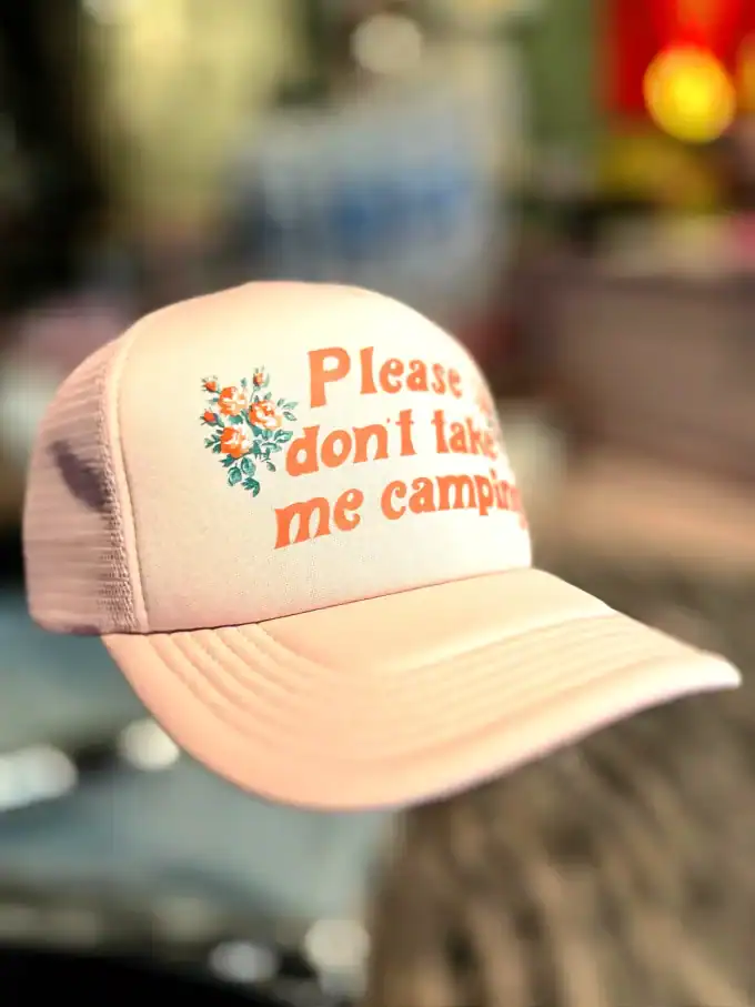 Kasket med teksten 'Please don't take me camping' i orange og blå farver.