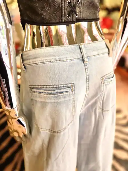 Bredbenede jeans med seler, perfekt til afslappet stil.