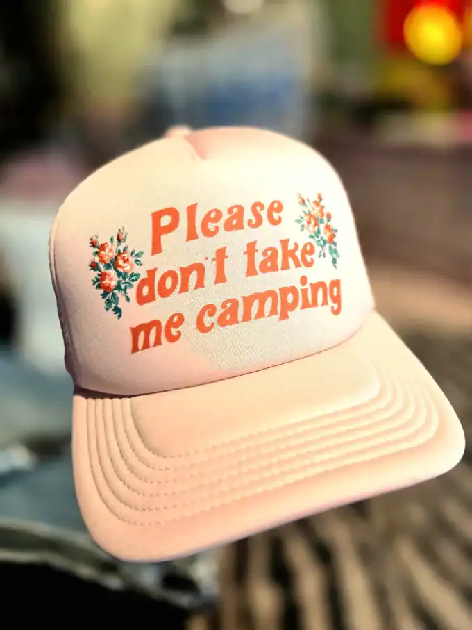 Cap med teksten 'Please don't take me camping' og blomsterdesign.