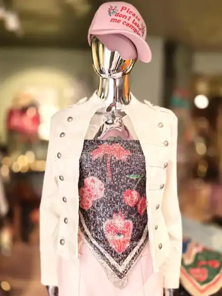 Modestil med cap, blazer og blomstermønster, perfekt til modeentusiaster.