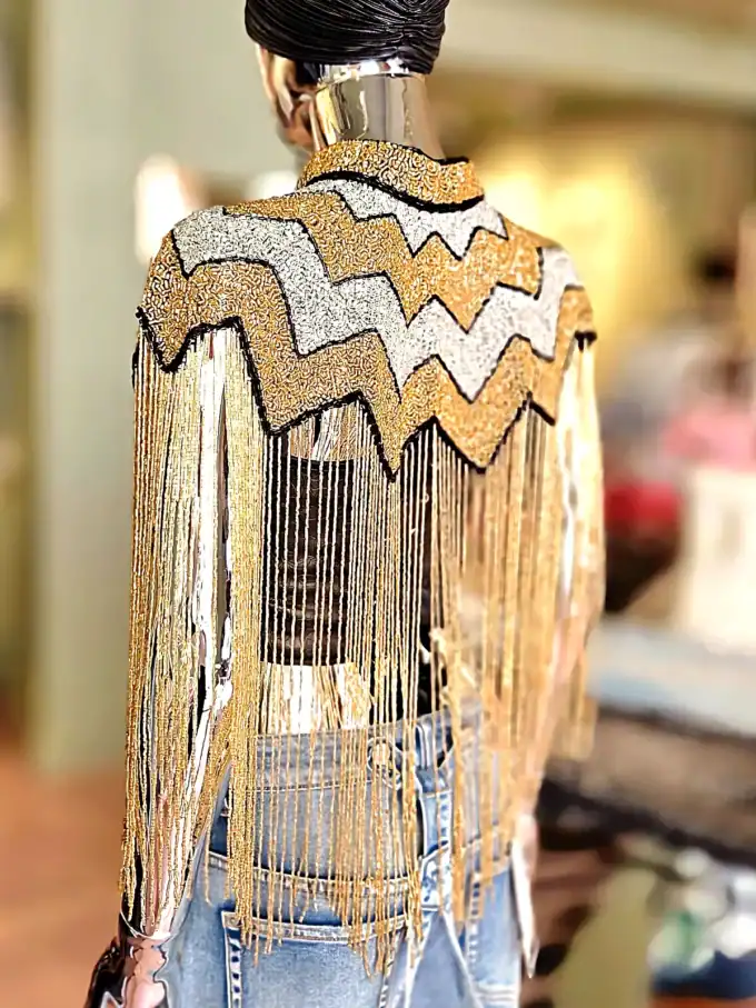 Sort perlekappe med guld- og sølvperler og frynser, elegant og unikt design.