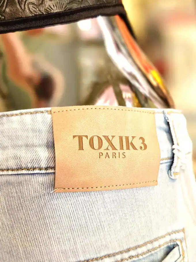 Moderne brede jeans med seler fra DUDETTE, perfekt til casual styling.