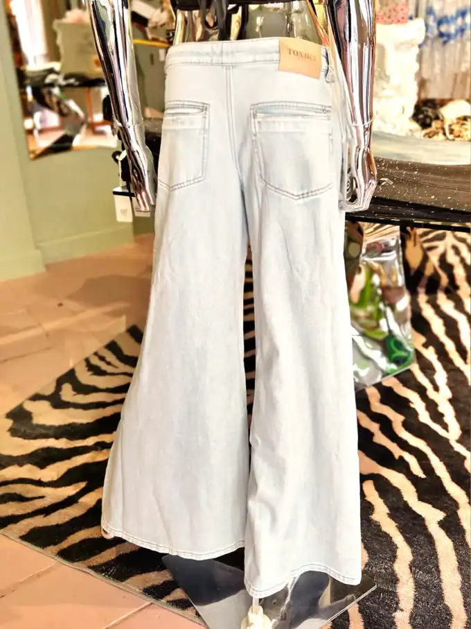 Hvide brede jeans med seler, perfekt til afslappet stil.