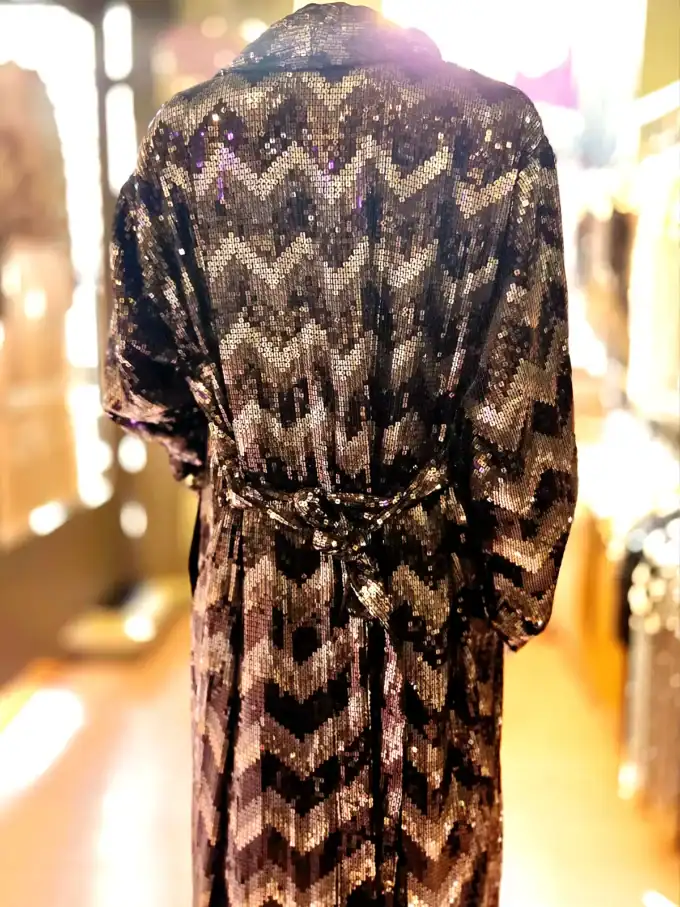 Luksuriøs palliet kimono med gyldent rattlesnake mønster, perfekt til festlige lejligheder.