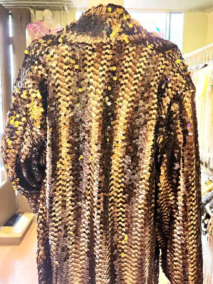 Luksuriøs palliet kimono med guld og sort rattlesnake design.