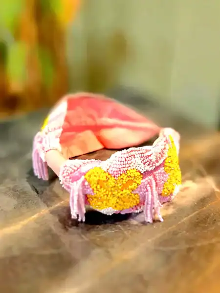 Håndlavet hårbøjle med guld- og tyrkise detaljer, perfekt til elegante looks.