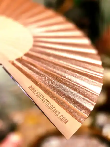 Detaljeret billede af en guldglitter vifte til dekoration.