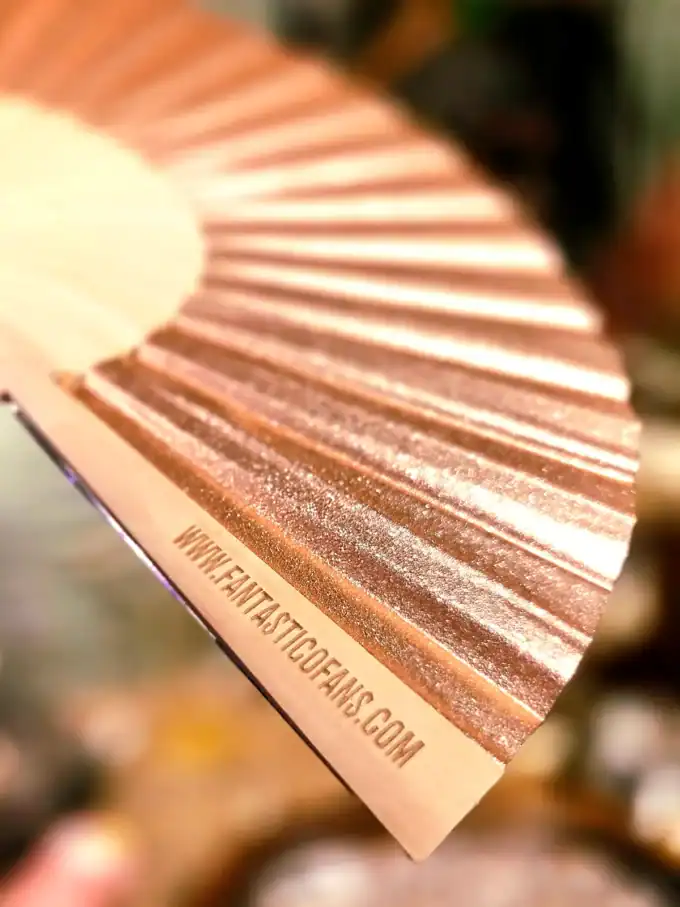 Detaljeret billede af en guldglitter vifte til dekoration.