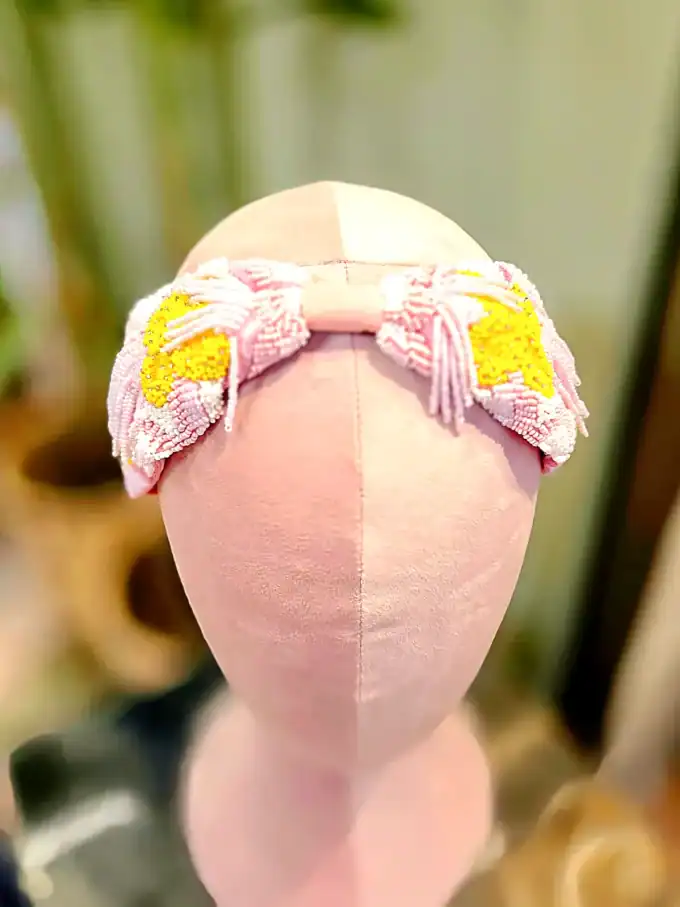 Håndlavet hårbøjle med guld- og tyrkise detaljer, perfekt til elegante looks.