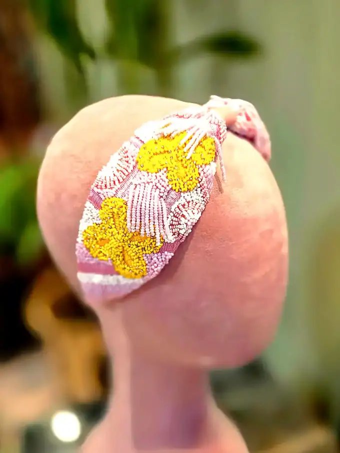Håndlavet hårbøjle med guld- og tyrkise detaljer til elegant styling.
