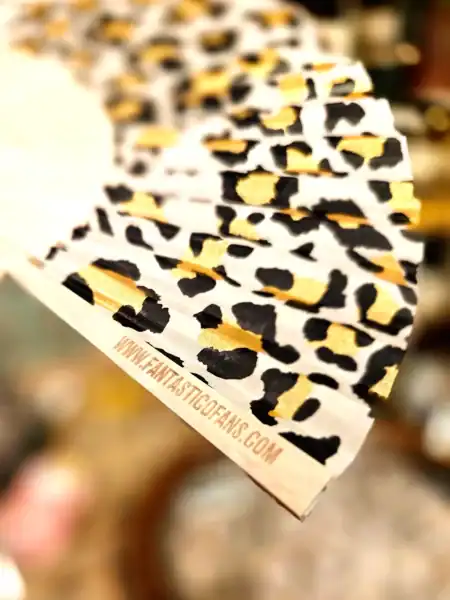 Fashionabel leopardprint fan med guld glitter detaljer.