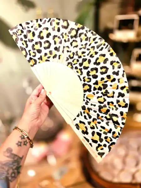 Håndventilator med leopardprint i gult, sort og hvidt.