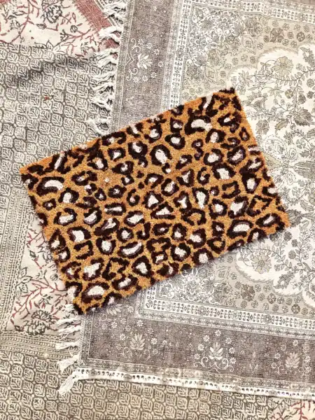 Leopardprint kokosmåtte til hjemmet, blød og dekorativ.