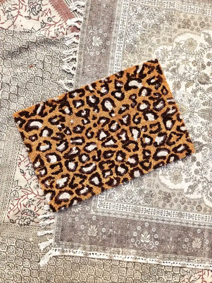 Leopardprint kokosmåtte til hjemmet, blød og dekorativ.