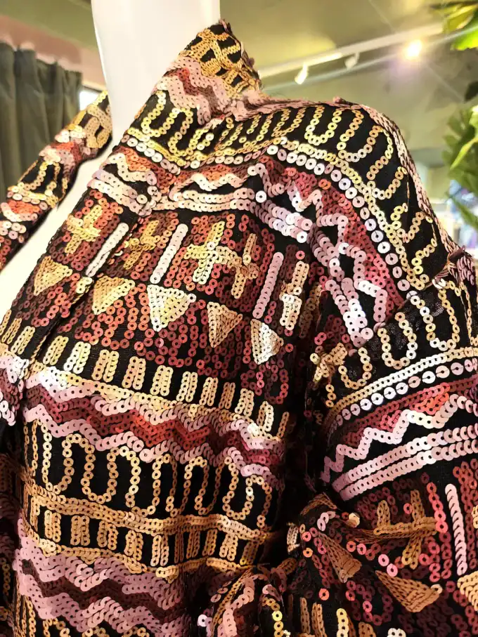 Farverig palliet kimono med mosaikdesign i jordfarver og pink nuancer.