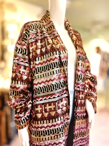 Farverig kimono med mosaikdesign til kvinder.