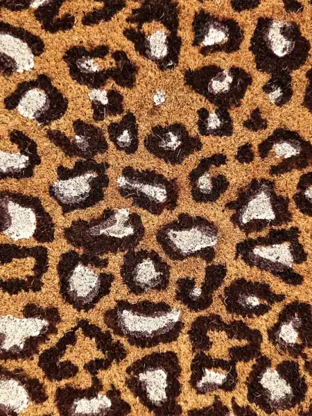 Leopardmønstret kokosmåtte med dyreprint til boligindretning.