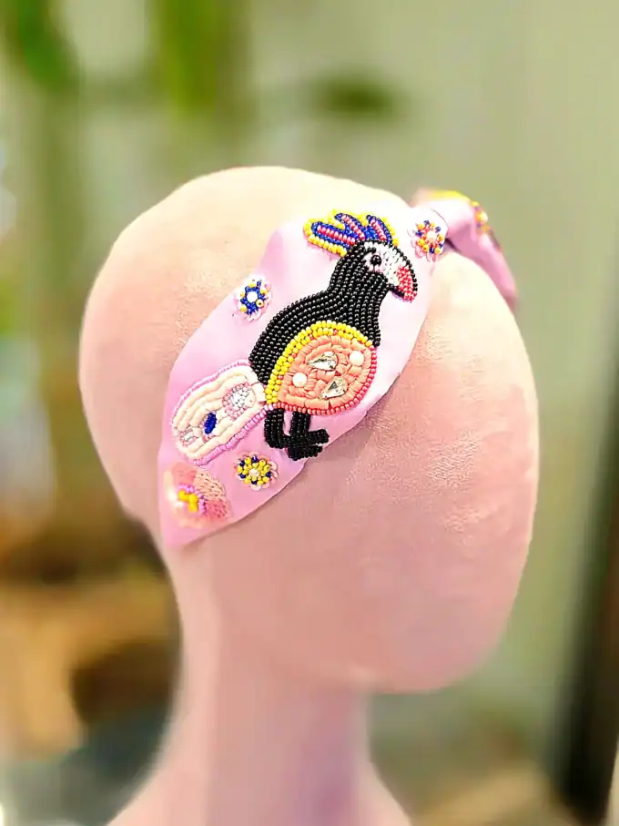 Sart lyserød hårbøjle med farverige flamingo og perler.