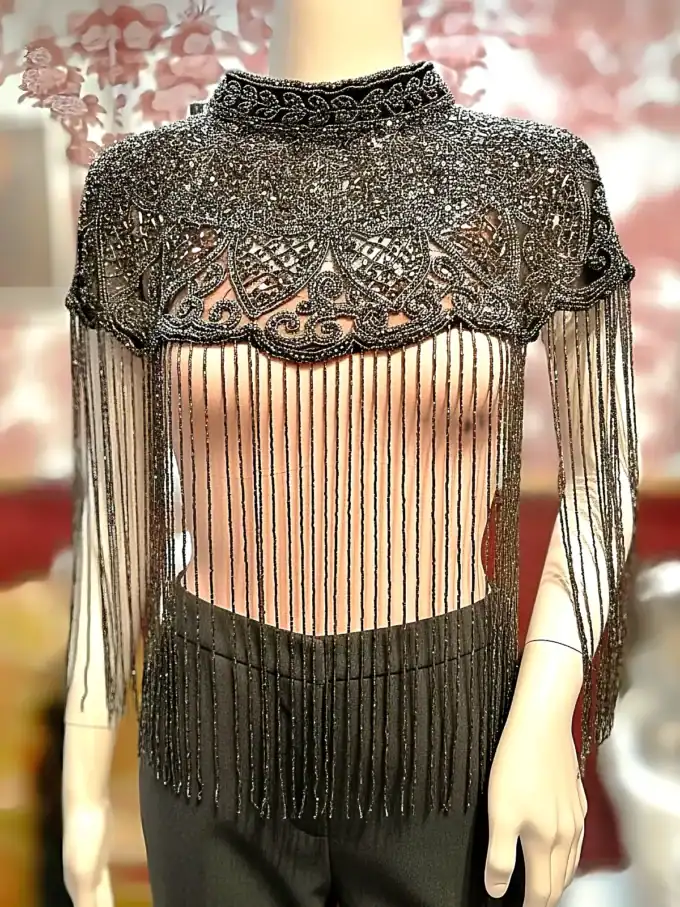 Elegant perlekappe i gunmetal med frynser og broderi.