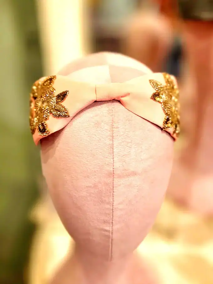 Sort håndlavet hårbøjle med perle- og bladmotiver, perfekt til elegante looks.