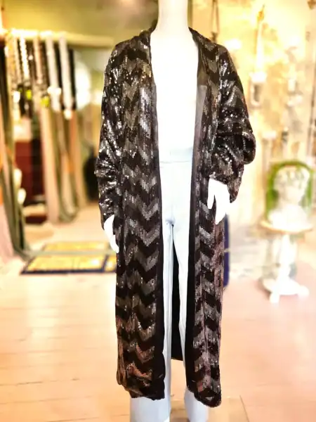 Sort og sølv palliet kimono med slangeprint, luksuriøst og iøjnefaldende design.