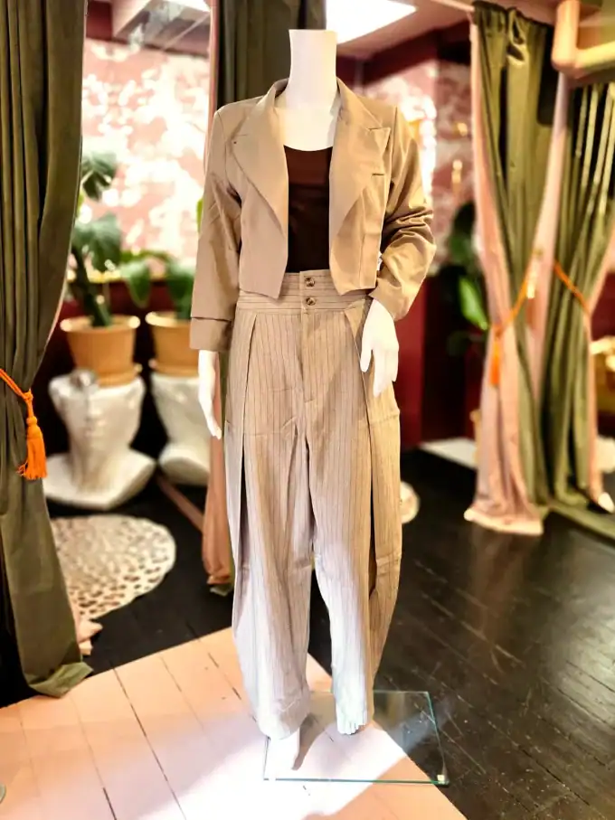 Elegant beige bukser med nålestriber og matchende blazer.